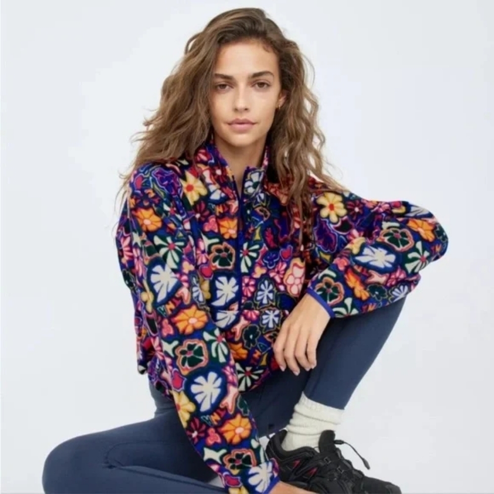 ARITZIA TNA Cropped Vibrant Fleece Floral Pullover sweater Size S